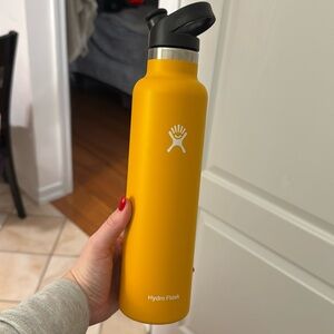 NEW WITHOUT TAG - Hydroflask 24 oz sport cap bottle